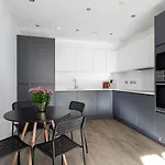 2 Mins Walk From Ucl Campus And London Stadium