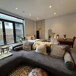 Stylish Studio In Hackney With Private Terrace