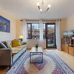 Cosy Canary Wharf House