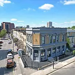 Exquisite 3Br Duplex Period Conversion, Air-Con & Amenities