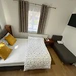 4Th Studio Flat With Private Own Bathroom A London Luxury Family Home Setup And Furnished With Double Bed Plus A Double Futon-Sofa Bed A Single Futon Bed A Baby Cot And Garden And Free Parking