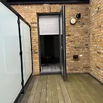 Modern Studio Apartment In The Heart Of Woolwich - 35 Minuets To Central London