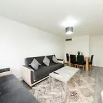 Idyllic Stylish Apartment With Fast Speed Broadband & Free Parking