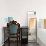 Idyllic Stylish Apartment With Fast Speed Broadband & Free Parking
