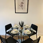 Newly Renovated & Modern 2-Br Close To Canary Wharf