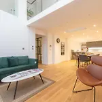Exquisite 3Br Duplex Period Conversion, Air-Con & Amenities