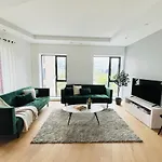 Serene Island Haven - Spacious, Scenic & Well-Located