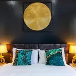 Immaculate 2-Bed London Escape- Sleeps 6- Garden & Parking - 15 Mins To Central- Save 20 Percent Weekly!