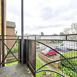 Cosy 1-Bed E15, Sleeps 4, 1 Min From Tube Station Near O2 Arena