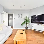 Cosy 1-Bed E15, Sleeps 4, 1 Min From Tube Station Near O2 Arena