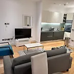 Apartment-Sleeps3-Hottub-Patio