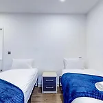 Spacious 8-Person House Near Excel Free Parking