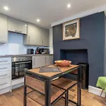 Chic 1-Bed Garden Flat, London, Convenient For Tower Bridge, Great Public Transport