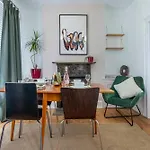 Chic 1-Bed Garden Flat, London, Convenient For Tower Bridge, Great Public Transport