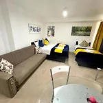 2 Bedrooms Modern Central London Apartment, Full Kitchen, 5 minutes Tube Station
