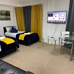 2 Bedrooms Modern Central London Apartment, Full Kitchen, 5 minutes Tube Station