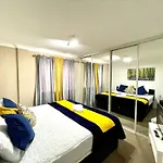 2 Bedrooms Modern Central London Apartment, Full Kitchen, 5 minutes Tube Station