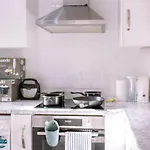 4-Bedroom Flat Near Central, 2-Min Walk To Metro