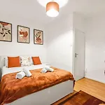 Cosy Cityscape Two Bed Apartment