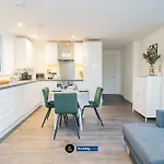Spacious 2 Bedroom Apt By Ls2G Short Lets & Serviced Accommodation Greater London With Free Wifi
