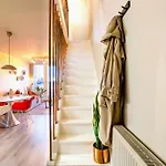 2 Bedrooms London Apartment Close To Limehouse Station