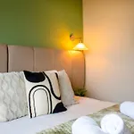 2 Bedrooms London Apartment Close To Limehouse Station