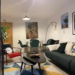 Lovely 2 Bedroom Flat With Free Parking And Wifi