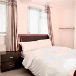Maitland Luxury 2 Bedroom Greenwich Apartment With Good Living Space Sleeps 5 Guest- 1 Minute From Greenwich Dlr Station