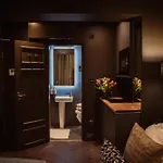 Small Studio With En Suite Bath & Kitchenette