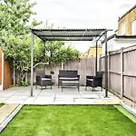 Cozy 3 Bed Home In London, Free Parking, Sleeps 8!