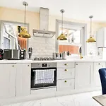 Cozy 3 Bed Home In London, Free Parking, Sleeps 8!