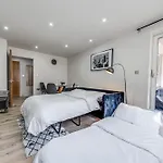 Canary Wharf O2 Excel Flat With Parking & Balcony