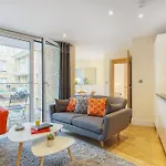 Two Bedroom Apartment In Limehouse
