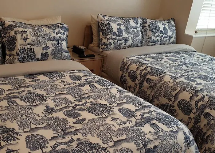 London Luxury 3 Bedroom Flat 1Min Walk From Underground, With Free Parking Sleeps X10