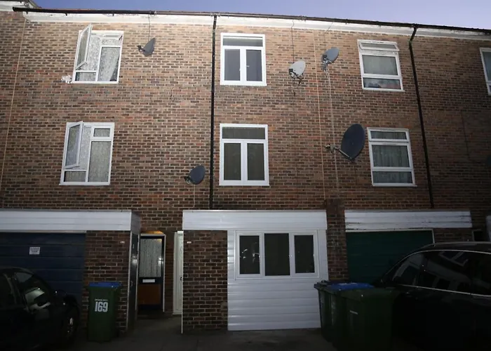 Budget 4-Bed House In Woolwich
