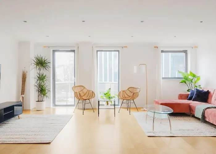 Riverside Two Bedroom Apartment In Canary Wharf