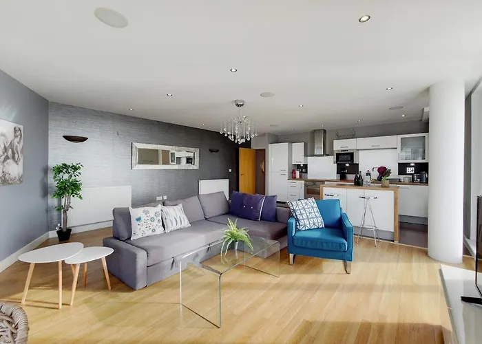 Deluxe Three Bedroom Apartment By London Excel Stays