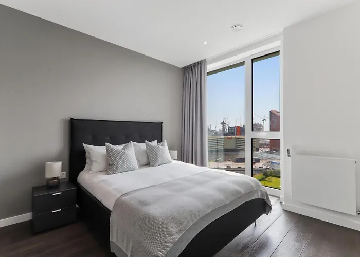 Ellie N Conys 3 Bedroom Apartment With 2 Bathrooms, An Ensuite, Kitchen And Balcony In Stratford Westfield