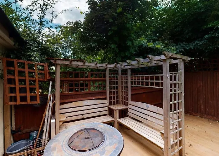 Spacious 4 Bedroom Home With Garden In London