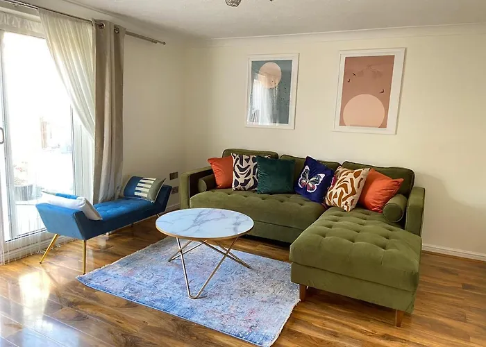 Stunning 3 Bedroom Family House In London, Private Parking And Garden, With Great Transport Links To Central London, The Excel Centre, Canary Wharf, The O2!