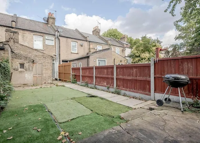 Impeccable And Welcoming 3-Bed House In London