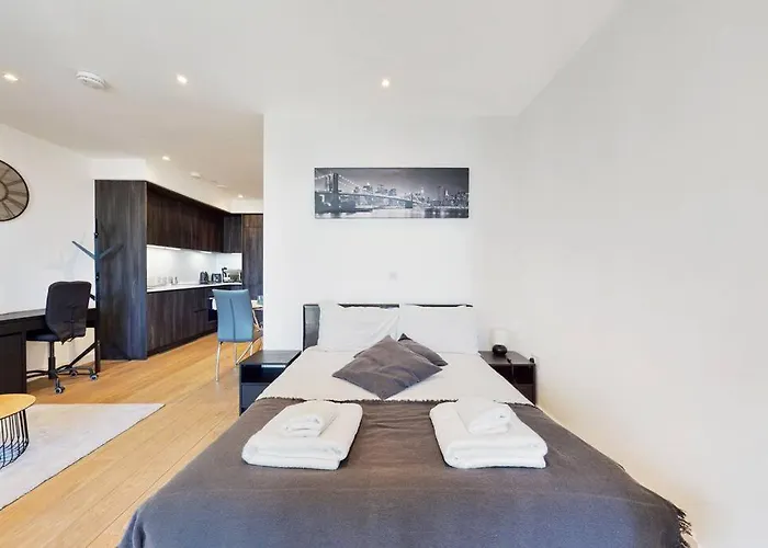 Superb Studio In Greenwich With Balcony & Roof Top