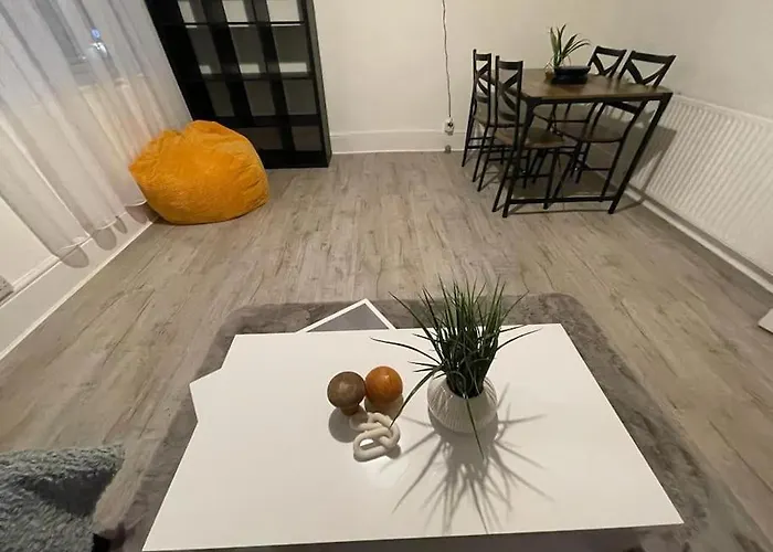 Spacious 2 Bedroom On Tower Bridge