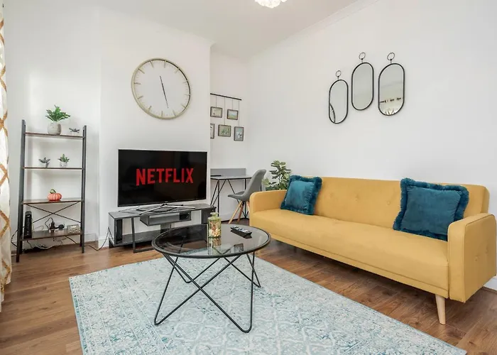 Entire Lovely Family Home With Parking, Wifi, Netflix, Self Check-In