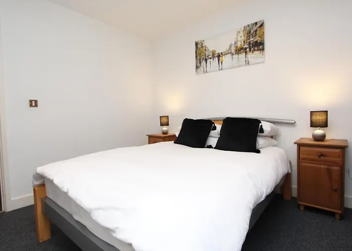 Cozy And Spacious 1 Double Bedroom Apartment Located By Excel- E16