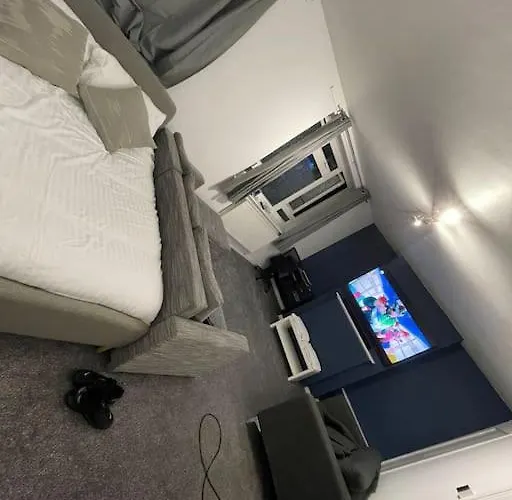 Lovely Spacious Studio Apartment, Separate Kitchen