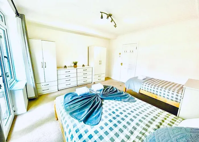 Up To 3 People, Room In A Share House With Private Garden Access