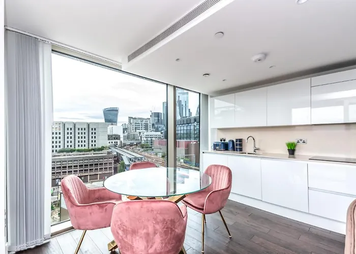 Luxury 2 Bedroom Apartment In Tower Hill