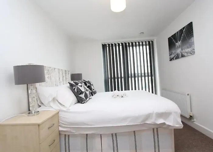 1 Bedroom Apartment With Dock Views In E16