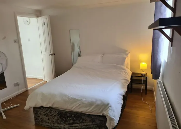 Close To Tower Bridge Central London - 4 Bedroom House - 3 Bathrooms - Free Parking 3 Cars - Sleep 9